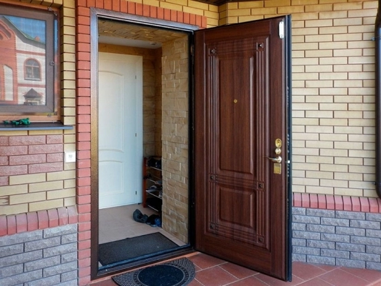 Пример хорошо продуманного экстерьера входной двери